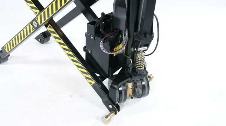 Żółty wózek paletowy elektryczny z widłami 1150 mm