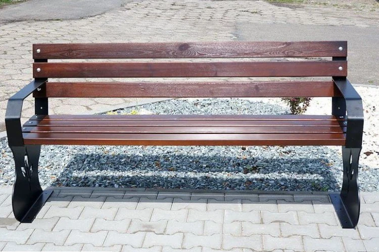 Ławka parkowa Fala I ze stalową konstrukcją i drewnianymi listwami