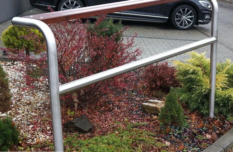Ławka młodzieżowa z drewna i stali ocynkowanej