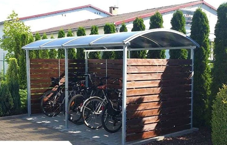 Wiata rowerowa z drewnianymi ścianami i zadaszeniem