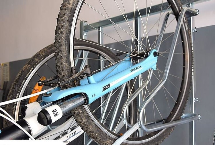Wieszak na 6 rowerów z konstrukcją nośną do rowerowni