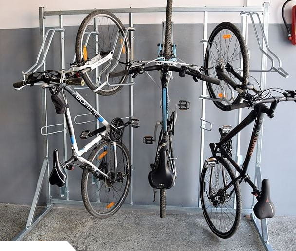 Stojak na 18 rowerów Lift Premium z konstrukcją nośną