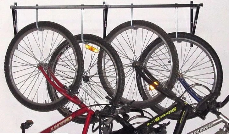 Metalowy wieszak na 8 rowerów z regulowanymi hakami