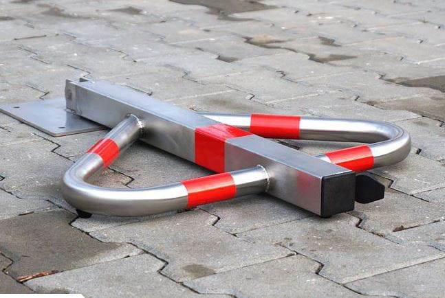 Blokada parkingowa trójkątna INOX z mocowaniem do podłoża