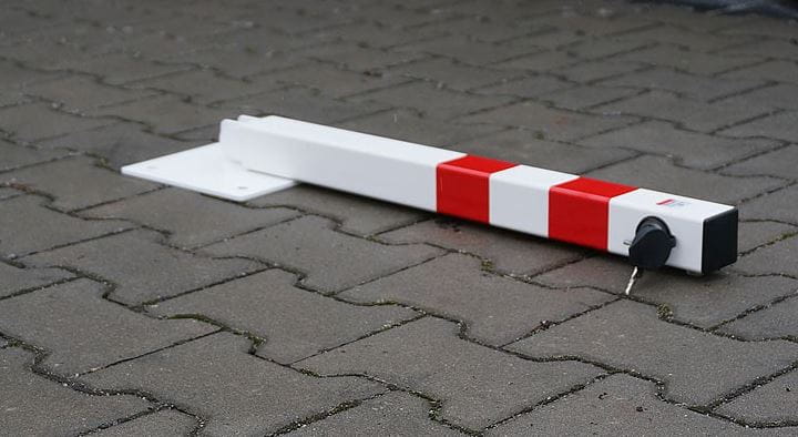 Słupek parkingowy z zamkiem samozatrzaskowym