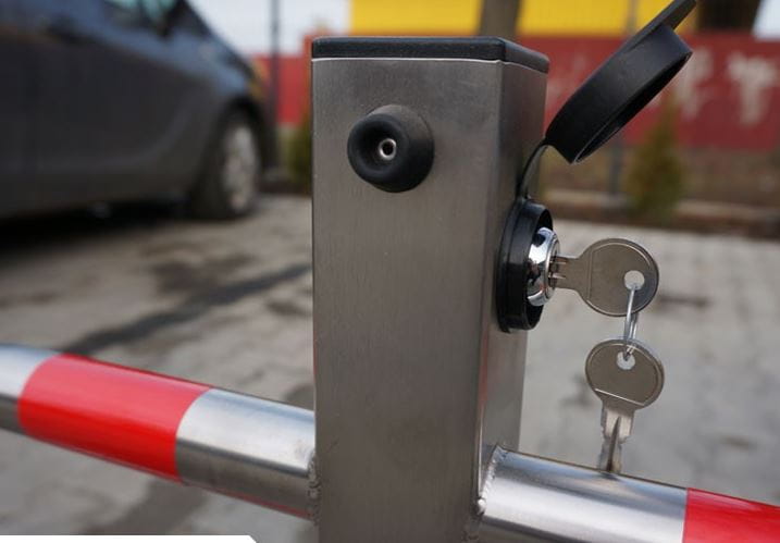 Owalna blokada miejsca parkingowego z zamkiem