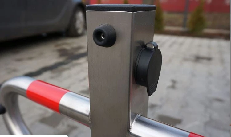 Blokada parkingowa z zamkiem samozatrzaskowym