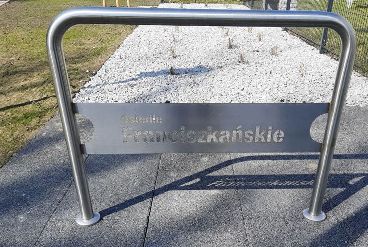 Nowoczesny stojak rowerowy U-31 z wycinką laserową