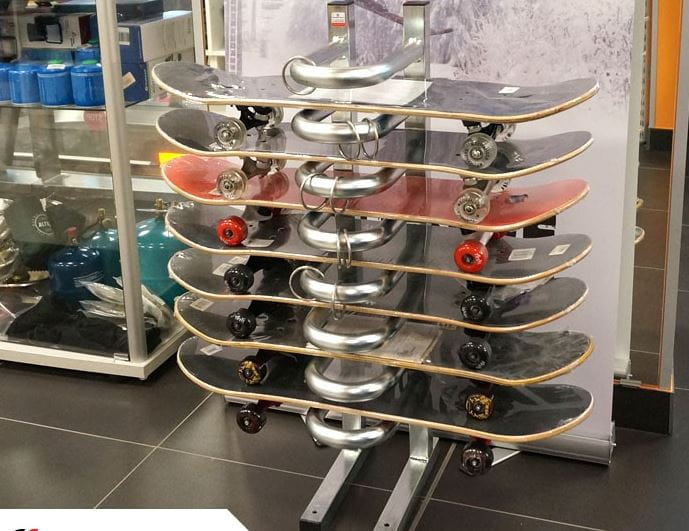 Wieszak na deskorolki 7 stanowisk do skate parku