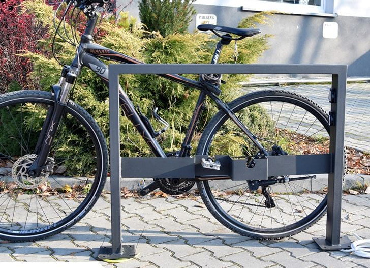 Nowoczesny stojak rowerowy U-17 z dwoma gniazdami 230V