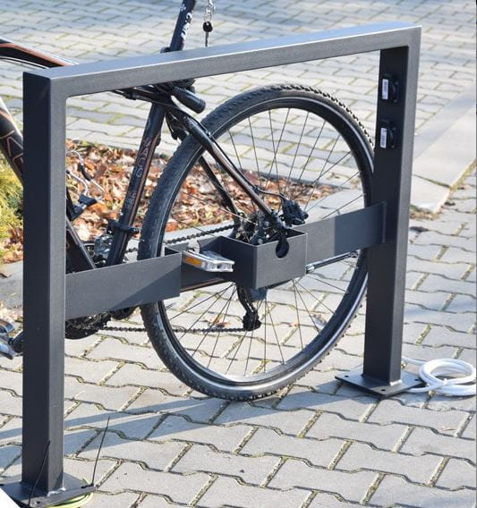 Nowoczesny stojak rowerowy z dwoma gniazdami 230V