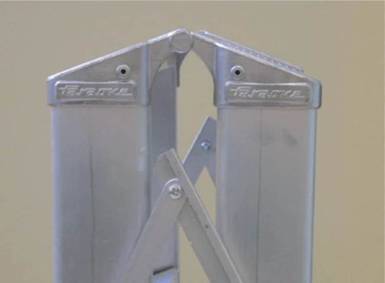 Składany stołek aluminiowy 2+2 stopnie do hali produkcyjnej