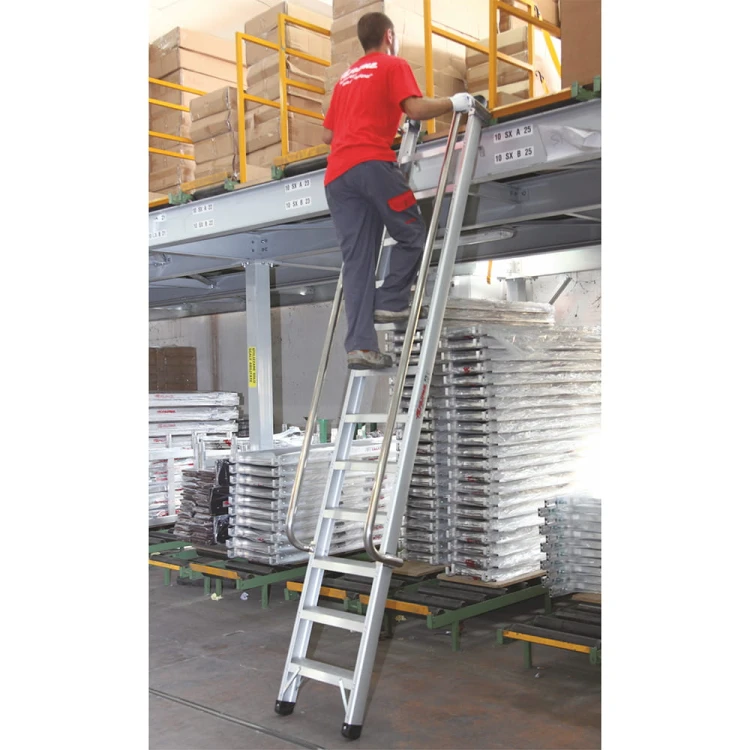 Aluminiowa drabina przystawna SELLA z 17 stopniami