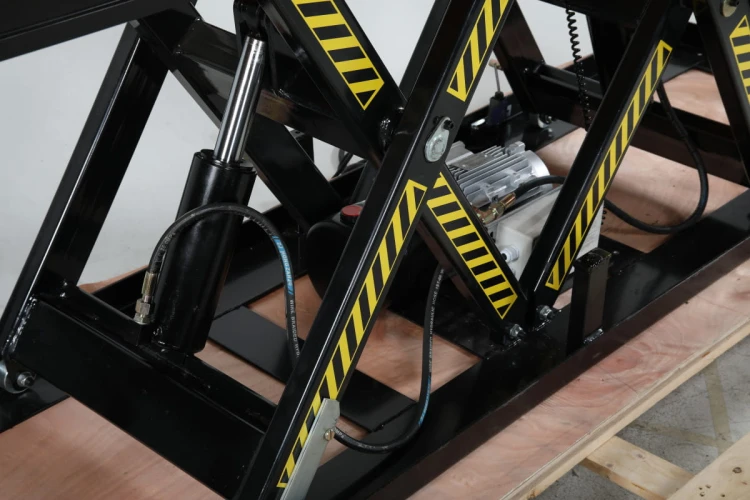 Żółto-czarny stół podnośny do ciężkich towarów 2000 kg