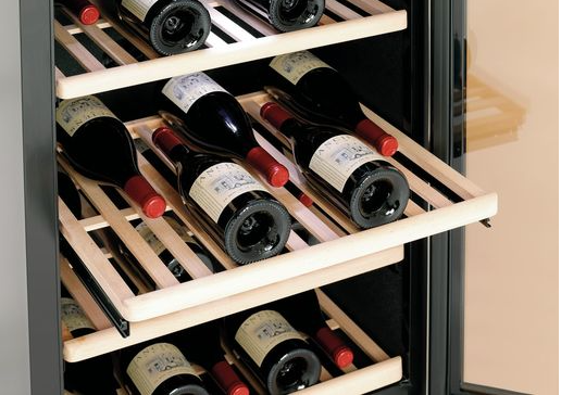 Witryna chłodnicza na wino z drewnianymi półkami