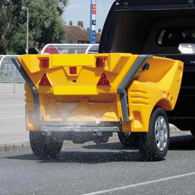 Holowana posypywarka Cruiser 1000 o pojemności 430 l