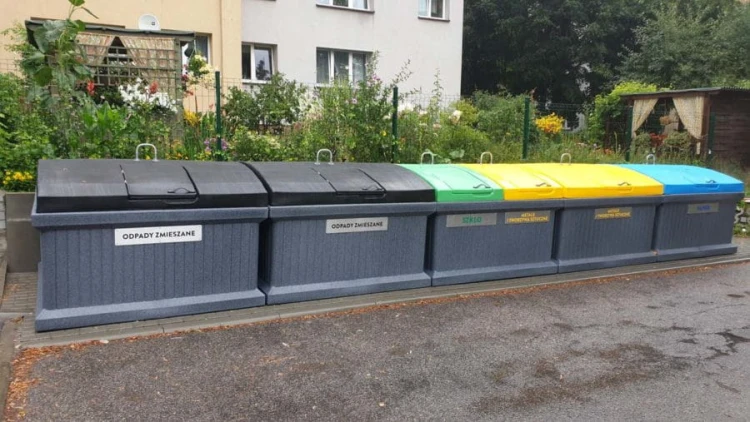 Naziemny kontener na plastik i metal z systemem opróżniania