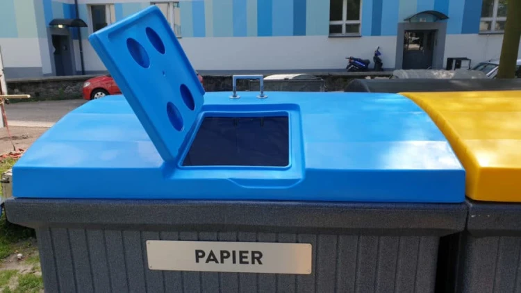 pojemnik naziemny otwór wrzutowy.jpg