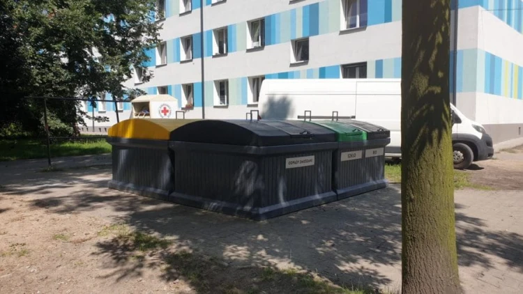 Kontener naziemny na odpady zmieszane z systemem opróżniania dźwigowego