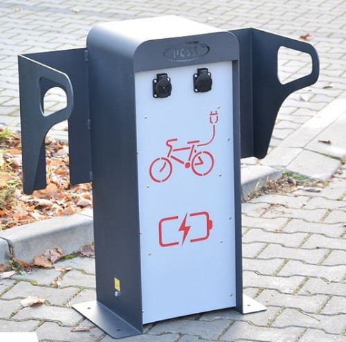 Stojak na 2 rowery elektryczne z gniazdami 230V