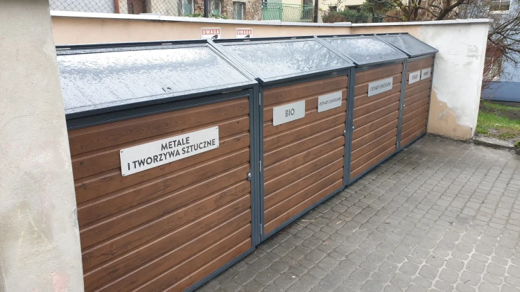 Obudowa na kontener 1100 l z blachy trapezowej imitującej drewno