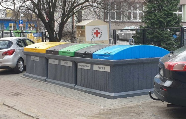 Pojemnik półpodziemny z trzema wkładami po 2,1 m3
