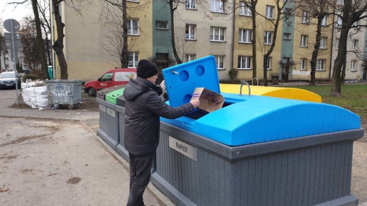 Półpodziemny pojemnik na odpady z klapami wrzutowymi