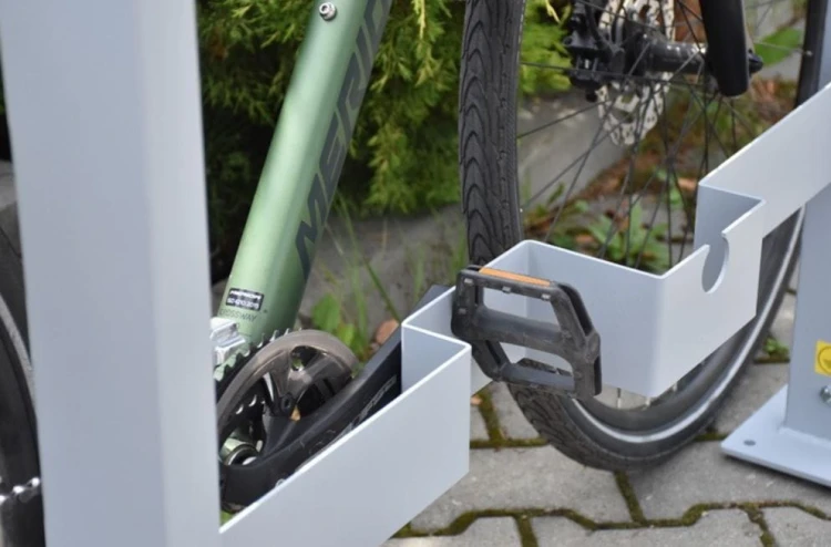stojak rowerowy ze stacją ładowania, producent, mała architektura, rower elektryczny.JPG