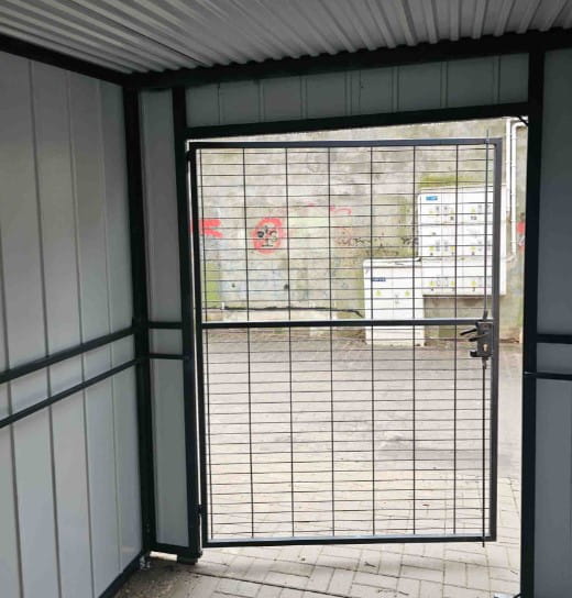 Altana śmietnikowa MOD 1,3x7,5 m z furtką 150 cm
