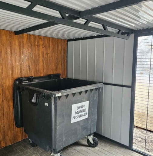 Altana  śmietnikowa MOD wnętrze .jpg