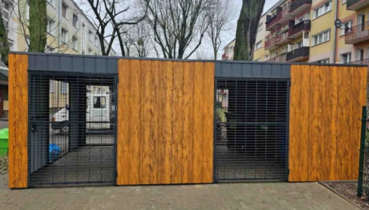 Wiata śmietnikowa MOD 3,6x9m z blachy trapezowej i siatki