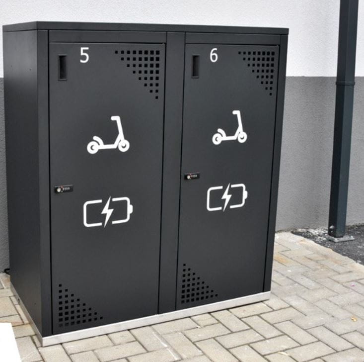 Dwustanowiskowy boks na hulajnogi elektryczne z gniazdem do ładowania