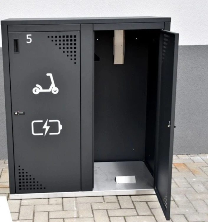 Stalowy boks na 2 hulajnogi elektryczne do przechowywania i ładowania