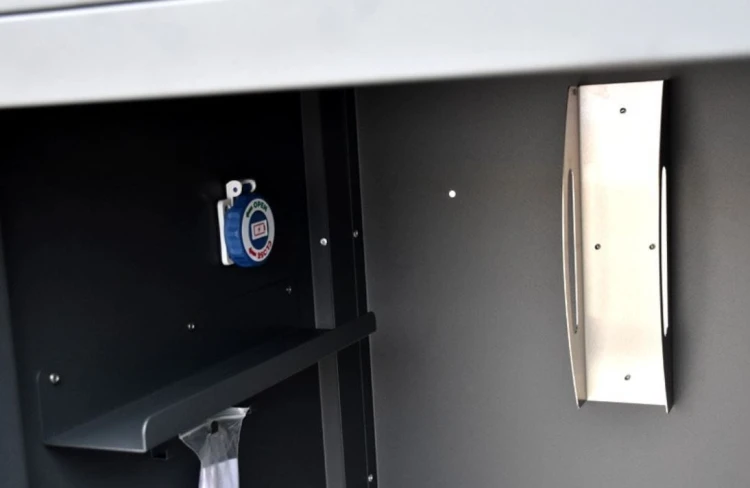 Zewnętrzny boks na hulajnogi elektryczne z gniazdem IP44
