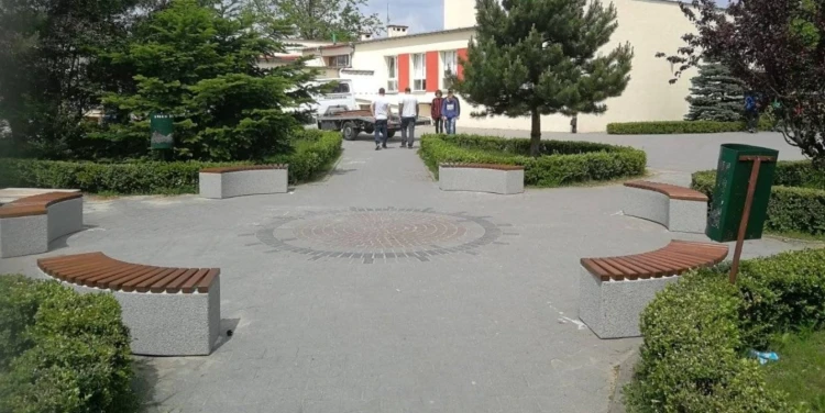 Nowoczesna ławka betonowa łukowa Betonita 184