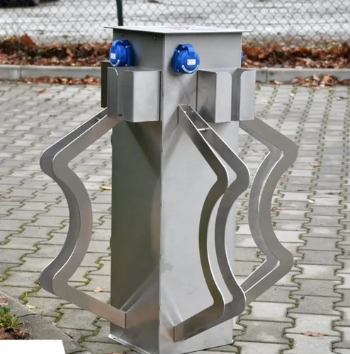 Stojak rowerowy ze stacją ładowania do rowerów elektrycznych
