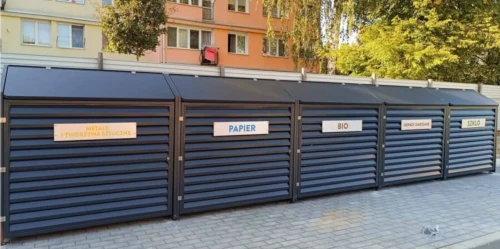 zabudowa z żaluzji elewacyjnej, na pojemniki 1100 litrów.webp