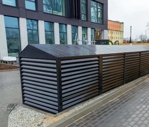 zabudowa z żaluzji elewacyjnej, na pojemniki 1100 litrów widok z tyłu.webp