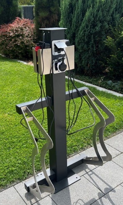 Stalowy stojak rowerowy Orion II z 2 gniazdami 230V