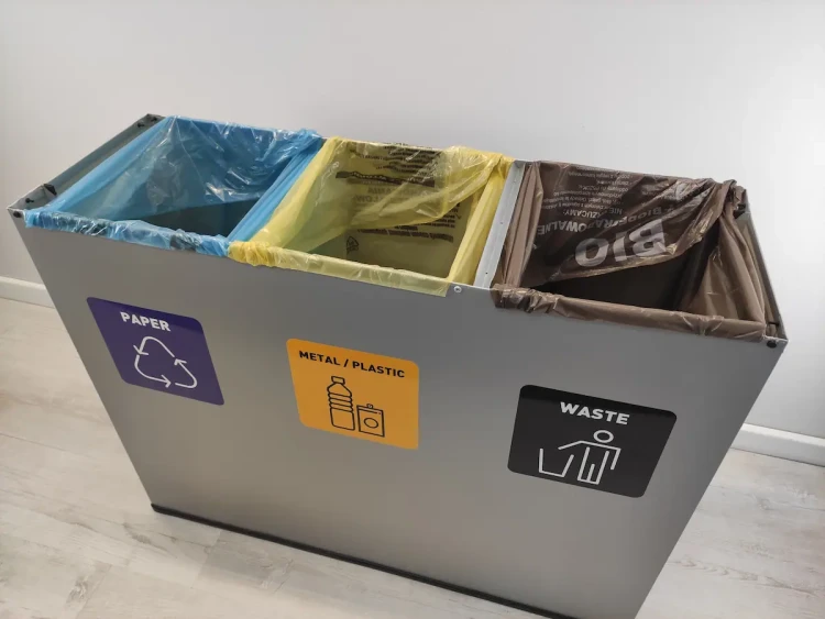 Kosz do segregacji Eko Station 3x60 litrów - zakłądanie worków.webp