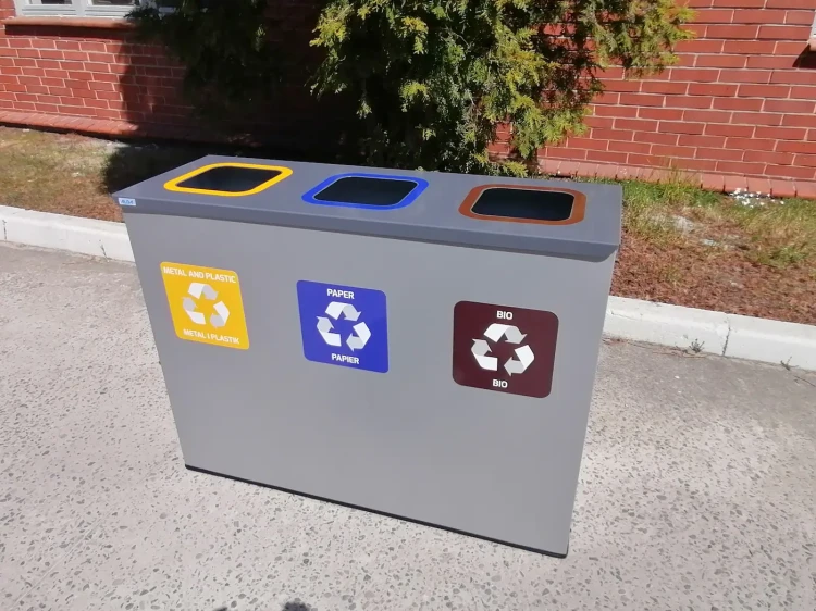 Pojemnik do segregacji śmieci 3x60 l z naklejkami odpadu