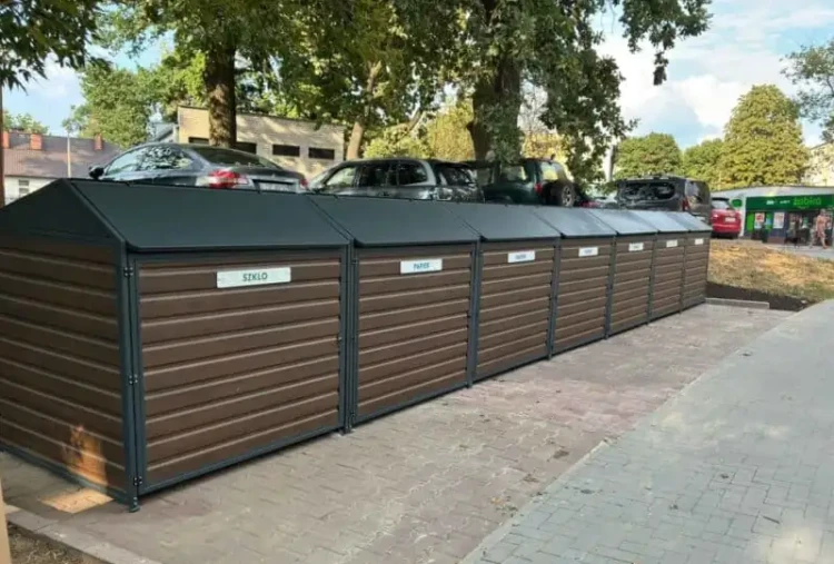 Zabudowa na pojemniki 1100 litrów blacha trapezowa drewnopodobna ciemna.webp