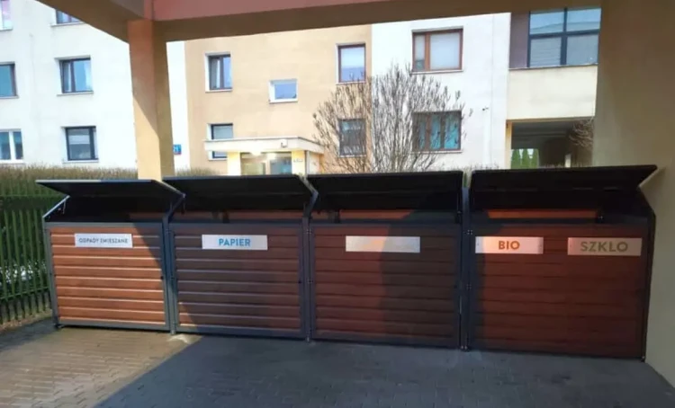 Zabudowa na pojemniki 1100 l blacha trapezowa w kolorze ciemnego drewna.webp