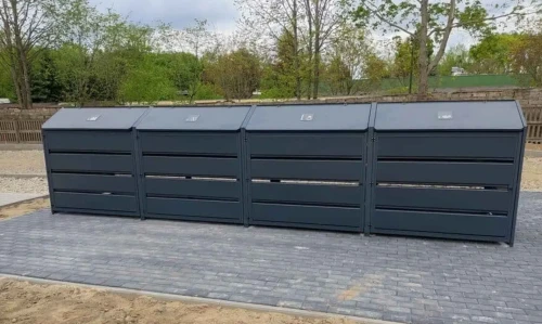 Zabudowa na pojemniki 1100 litrów poszycie z paneli elewacyjnych.webp