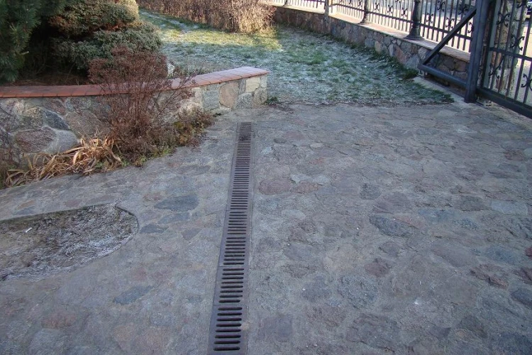 Kratka ściekowa żeliwna o wymiarach 288 x 145 mm