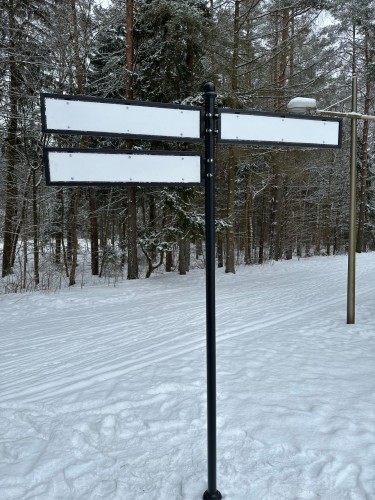 Drogowskaz stalowo-żeliwny o wysokości 3000 mm