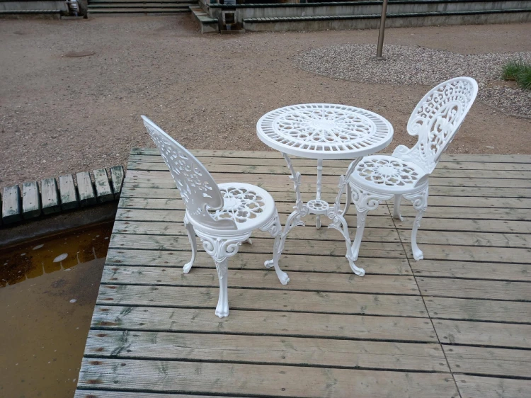 Żeliwny stolik ogrodowy ROMANTIC z blatem o średnicy 56,5 cm