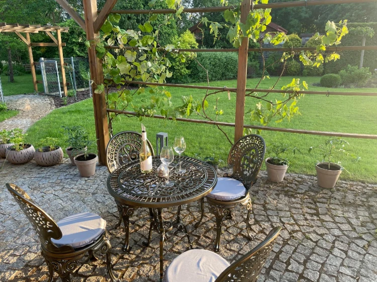 Żeliwny stolik ogrodowy ROMANTIC z blatem o średnicy 56,5 cm