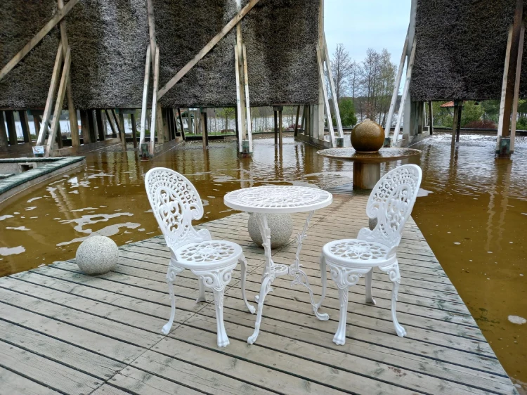 Dekoracyjny zestaw mebli żeliwnych na taras lub patio