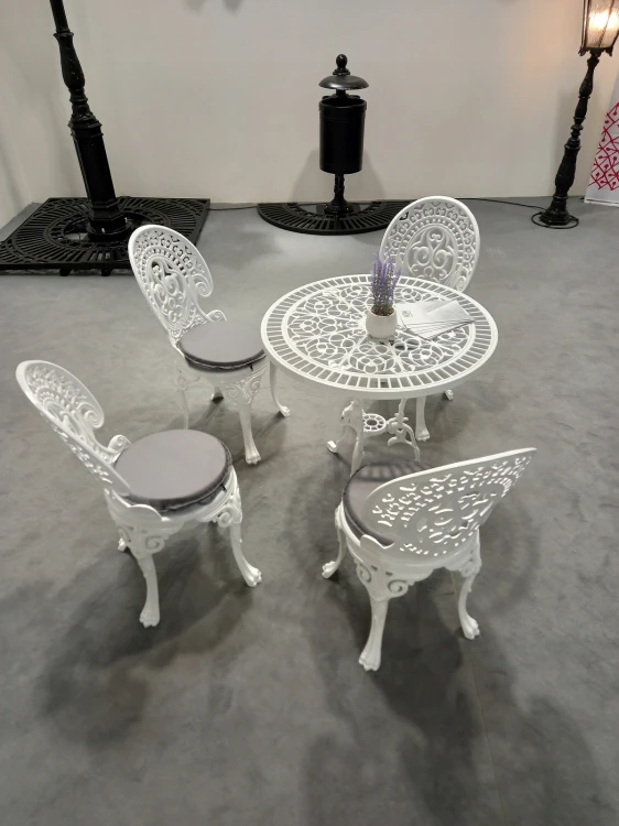 Okrągły stół żeliwny Romantic o średnicy 75 cm